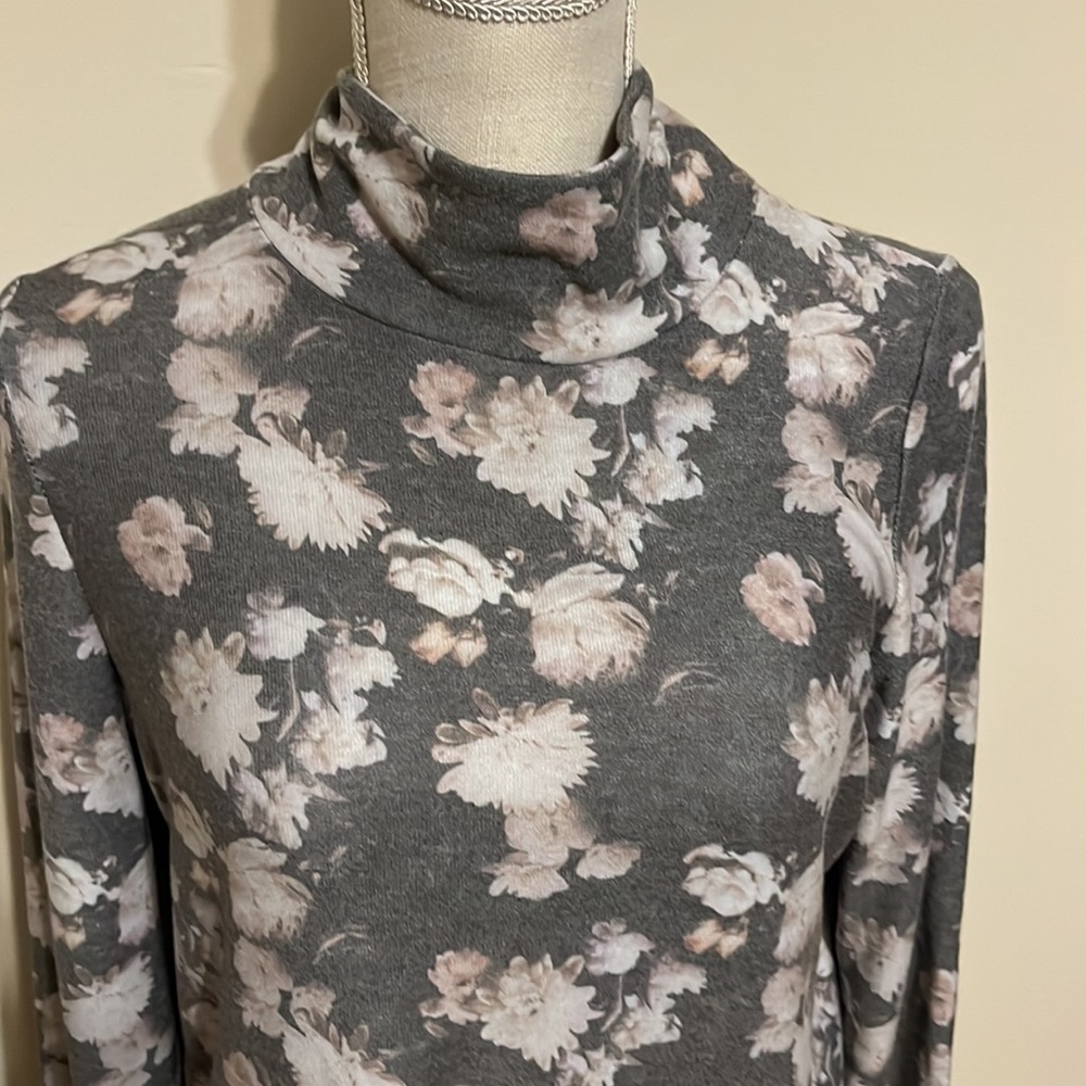 Chasor mock turtle neck, long sleeve tee, size med.,